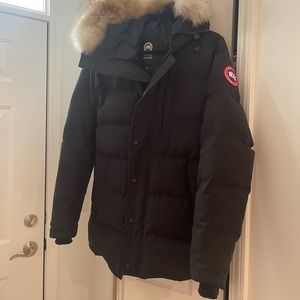 Men’s black Canada goose Carson fur trimmed parka size medium